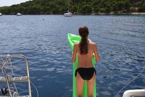 meezeilen-kroatie-zwemmen-groen-luchtmatras.jpg