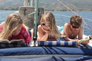 zeilen-met-kinderen-lezen-op-voordek.jpg zeilen-met-kinderen-lezen-op-voordek.jpg