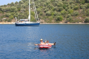 OO marc en alexandra in dinghy ver weg.JPG