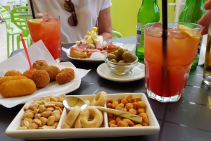 zeiljacht huren sardinie lekker eten